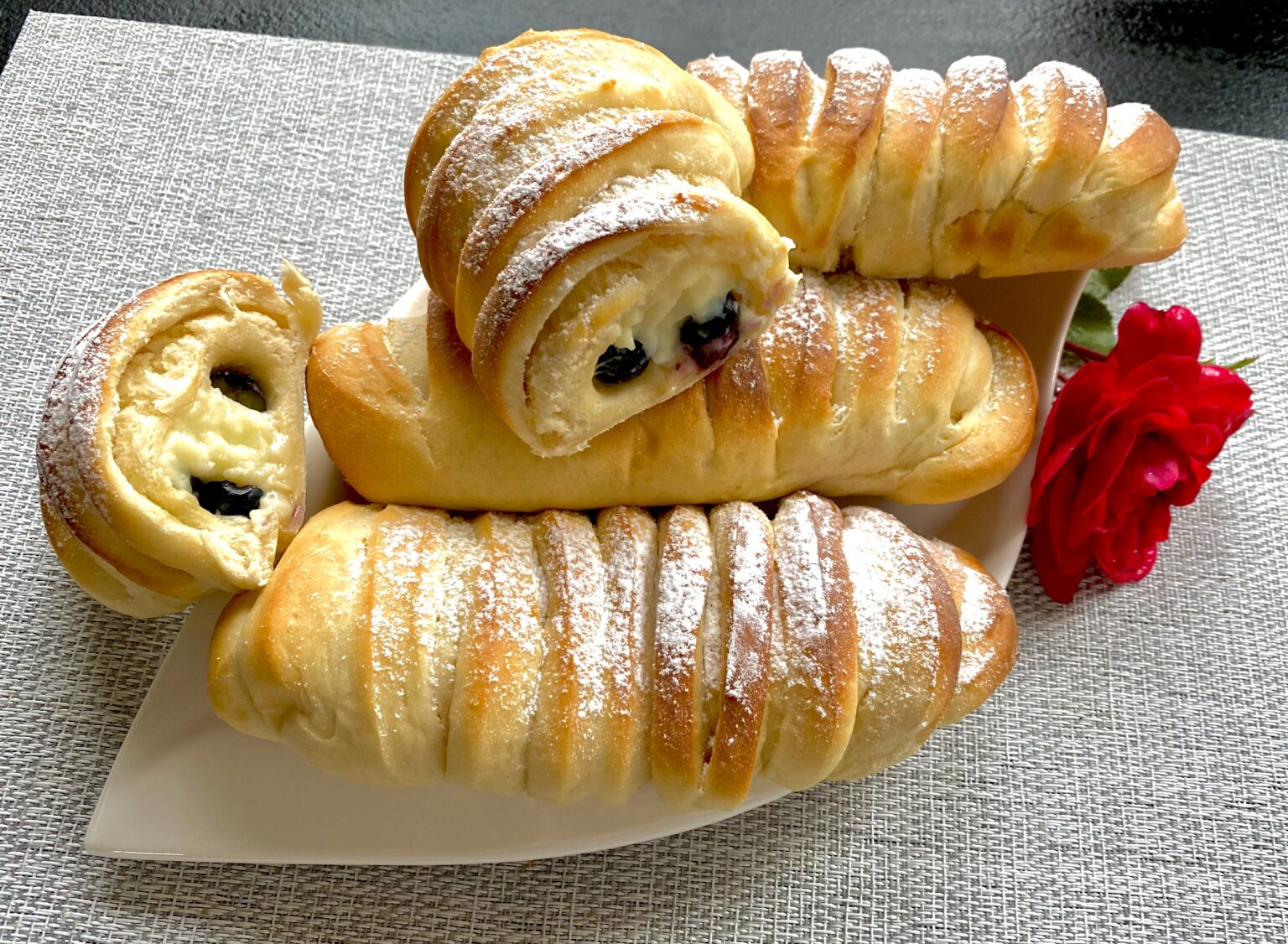 Rumiane bułeczki z budyniem i jagodami - 584E4851 F12C 400E AF18 C6E163BC0B9A