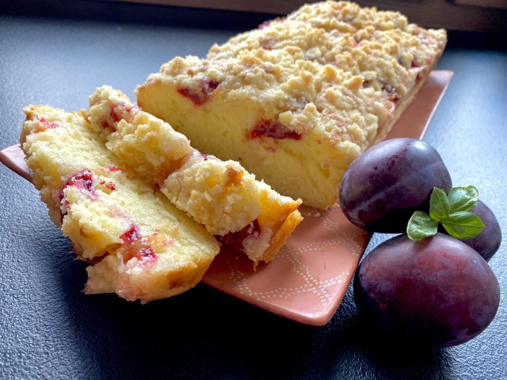 Ciasto jogurtowe ze śliwkami i kruszonką