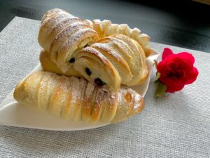 Rumiane bułeczki z budyniem i jagodami - E5C4BC14 5ADE 4B5C ADB3 CF4C54621705