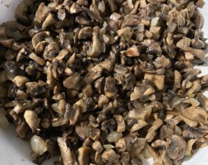 pieczarki z cebulą przygotowane na farsz