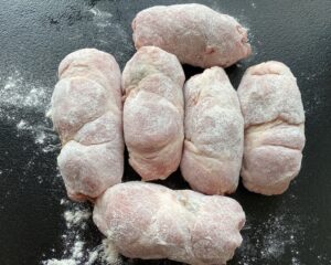 roladki z karkówki obtoczone w mące przed smażeniem