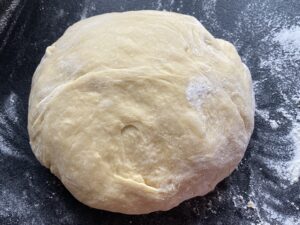 Zagniatamy ciasto na rogaliki