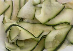 Podsmażanie cukinii do farszu na naleśniki