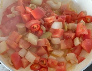 pomidory i cebula przygotowane do sosu