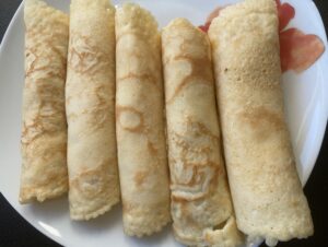 Rolowanie naleśników przed zapiekaniem