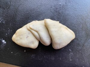 warstwowe układanie ciasta do drożdżowych babeczek z makiem