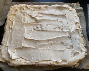 Nakładanie kremu kawowego na bezę