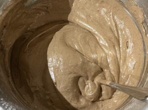 Łączenie suchych składników z masą jajeczną