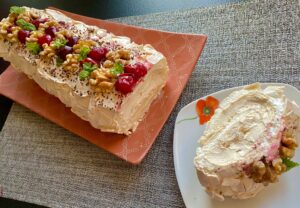 Rolada bezowa z kremem kawowym i orzechami