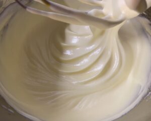 Ubijanie białek z cukrem do biszkoptu kakaowego