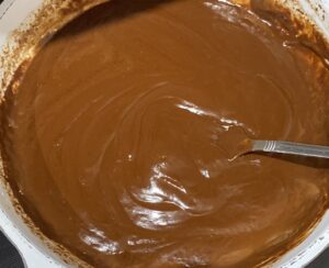 Przygotowanie polewy czekoladowej do ciasta marysieńka