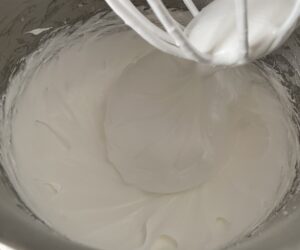 Ubijanie piany bezowej pod roladę bezową