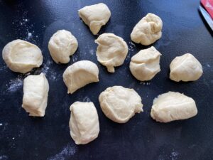 podzielone ciasto do przygotowania drożdżowych babeczek z makiem