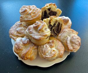 Miękkie i puszyste ciasto z pysznym makowym nadzieniem