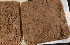 Przekrawanie biszkoptu kakaowego na blaty