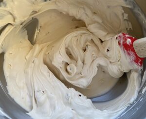 Łączenie kremu kawowego z orzechami