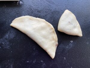 formowanie trójkącików do drożdżowych babeczek z makiem