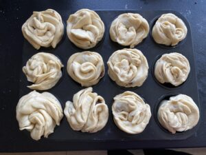 drożdżowe babeczki z makiem przed pieczeniem