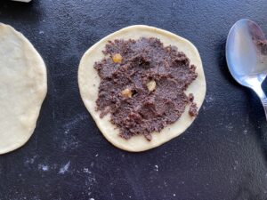 masa makowa na plackach do przygotowania różyczek z makiem