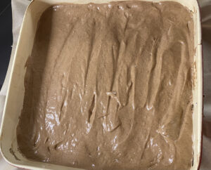 Biszkopt kakaowy w formie przed pieczeniem