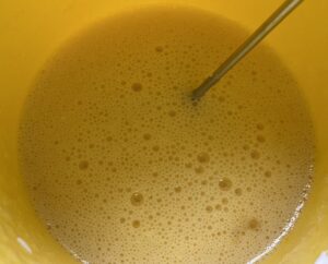 Mieszanie żółtek z mlekiem i mąką na krem