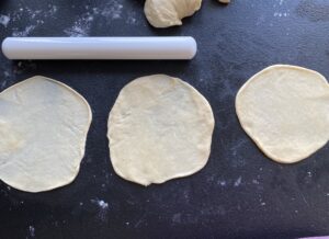 rozwałkowane placki na drożdżowe babeczki z makiem