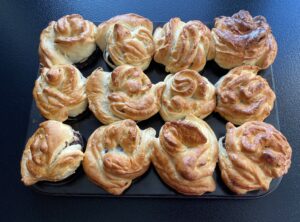 zrumienione różyczki z makiem po upieczeniu