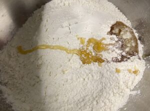 łączenie mąki z miodem