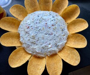 Sałatka kwiatek – dekorowanie chipsami