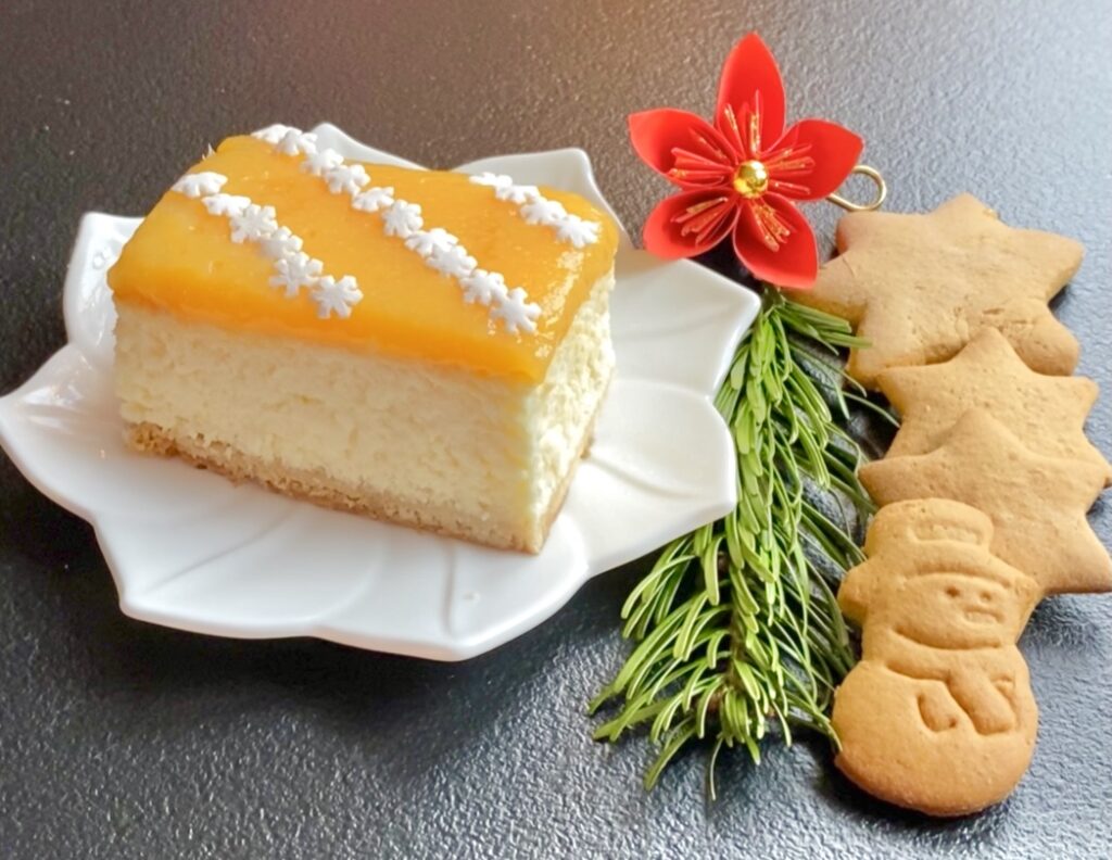 Kremowy sernik z musem pomarańczowym