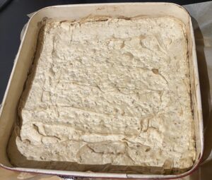 Upieczona beza orzechowa