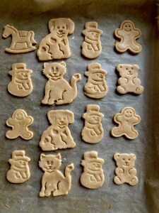 uformowane pierniczki przed pieczeniem