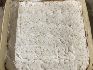 Rozłożenie masy bezowej na blaszce