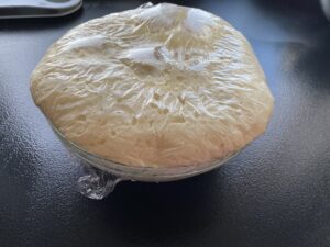 wyrastające ciasto na różyczki z makiem