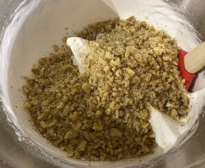 Łączenie piany bezowej z orzechami