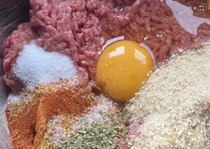 Zrazy z mięsa mielonego w sosie pieczeniowym - 3AC276D2 F90D 456E 9651 3700681541BF scaled e1749030054553