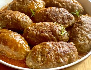 Kruche, soczyste i delikatne roladki wypełnione pysznym farszem i duszone w aromatycznym sosie