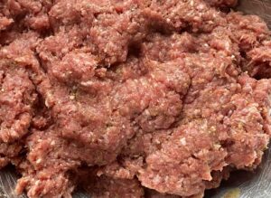 Zrazy z mięsa mielonego w sosie pieczeniowym - DB246323 CCCF 41AA BEDD 9E3304461AB1 scaled e1749030111930