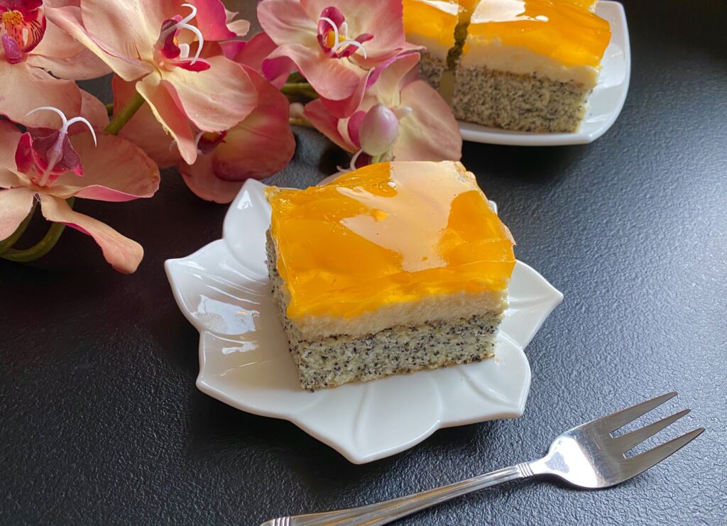 Piegusek z brzoskwiniami – ciasto z białek