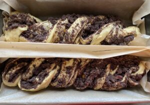 Makowce ułożone w foremce przed pieczeniem zawijańca z makiem i kruszonką