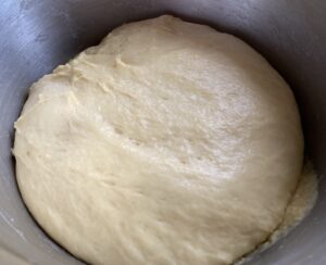 Wyrośnięte ciasto gotowe do przygotowania zawijańca z makiem