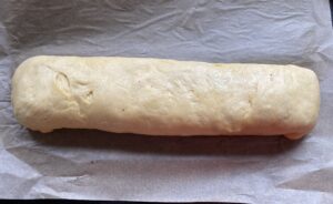 Zwijanie ciasta na tradycyjny zawijaniec z makiem