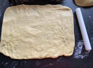Rozwałkowane ciasto na drożdżowy zawijaniec z makiem