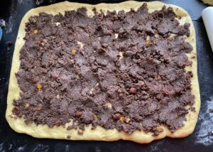 Nakładanie masy makowej do zawijańca z makiem