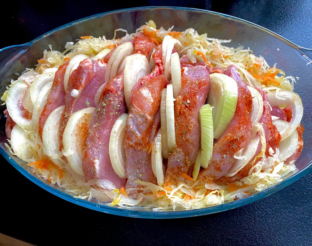 Szynka wieprzowa pieczona w kapuście