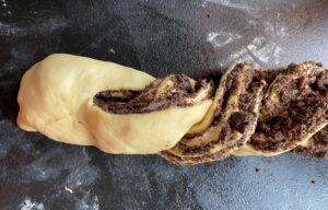 Zaplatanie warkocza z ciasta na zawijaniec z makiem