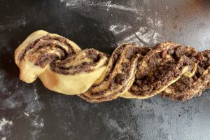 Formowanie końcówki w drożdżowym zawijańcu z makiem i kruszonką