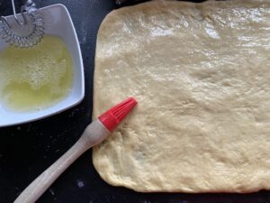 Smarowanie ciasta białkiem przed nałożeniem masy makowej