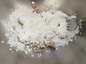 Drożdże przygotowane do wyrabiania zawijańca z makiem i kruszonką