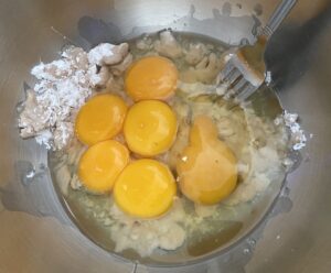 Składniki mokre do ciasta na drożdżowy zawijaniec z makiem